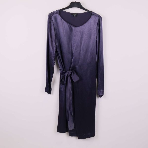 Framsida på lila glansig klänning med knytband