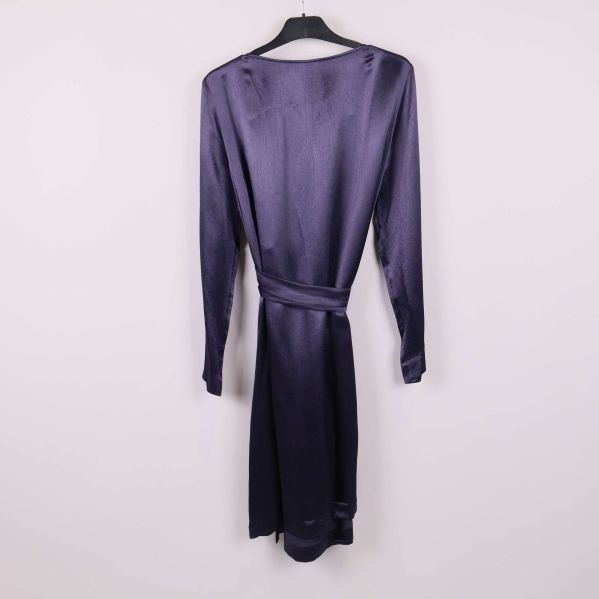 Baksida på lila glansig klänning från COS