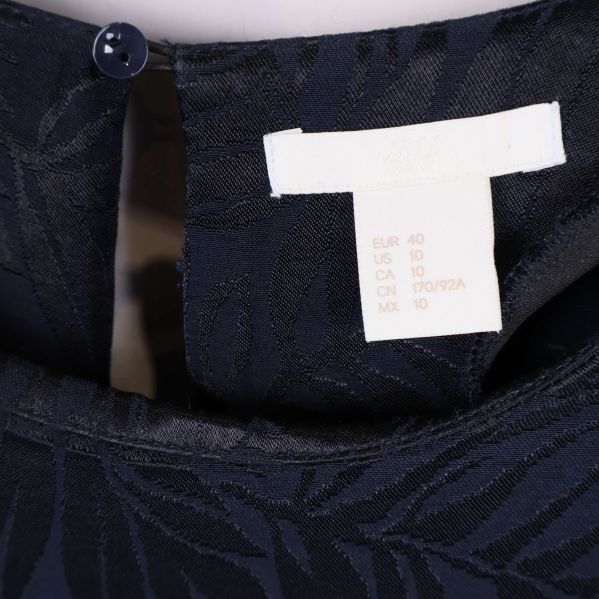 Storleksetikett i nacken på klänningen, visar EUR 40