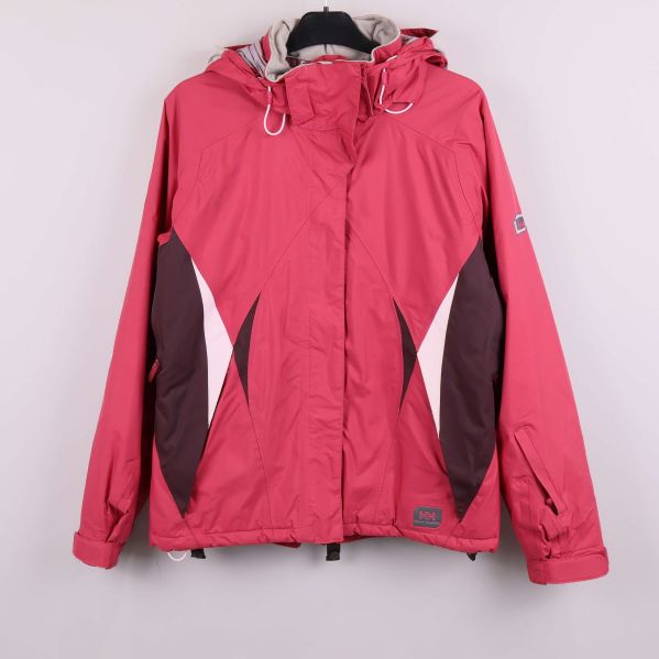 Rosa skidjacka med grafiska vinröda och vita detaljer framtill