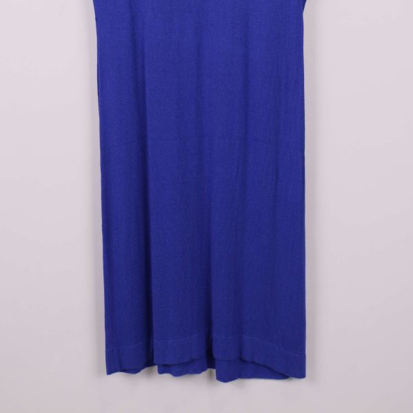 Närbild på nederkant av klänning och tygstruktur