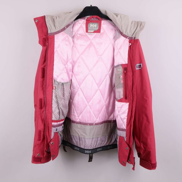 Öppen skidjacka visar quiltat rosa foder och innerfickor