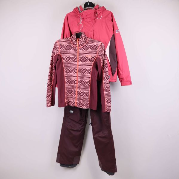 Skidjacka, mönstrad fleece och vinröda byxor upphängda mot vit bakgrund