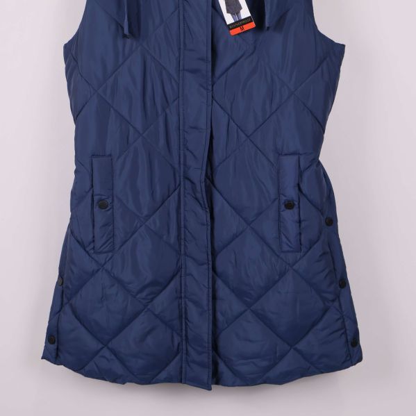 Närbild på fickor och nederdel av blå väst