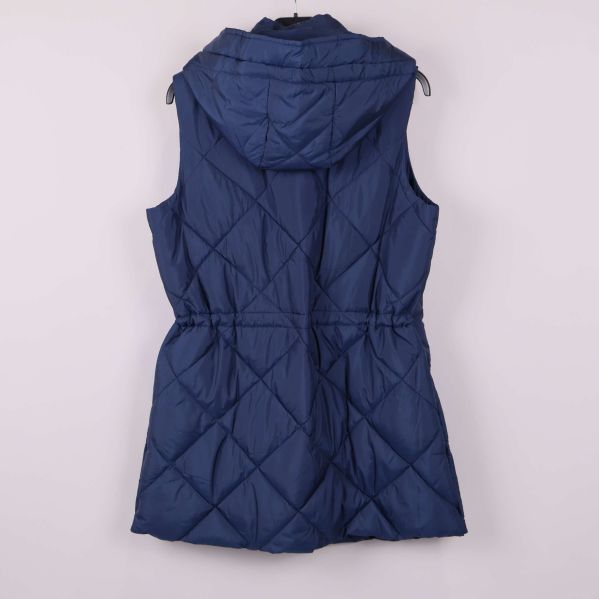 Lång blå vadderad väst med huva bakifrån