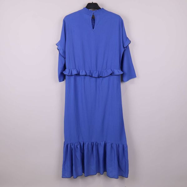 Blå klänning med volang från baksidan på galge