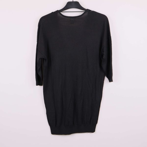 Svart tröja bakifrån, enkel och slät design