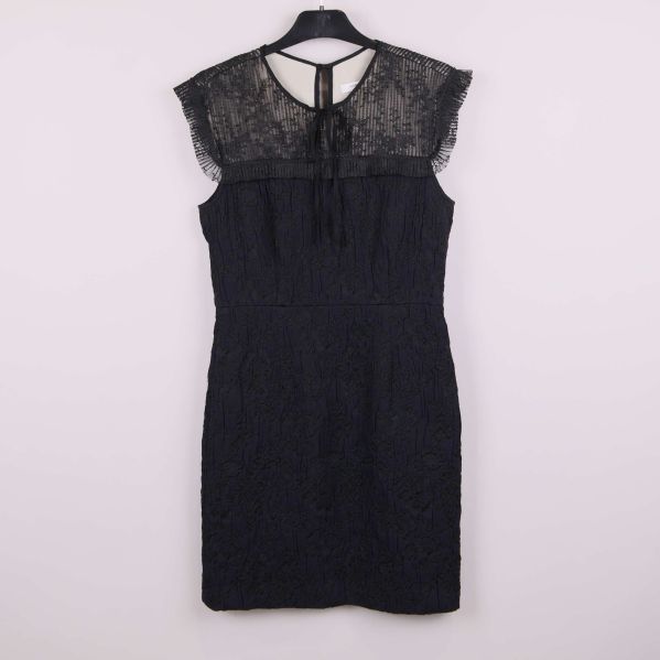 Svart spetsklänning framifrån med transparent överdel på galge