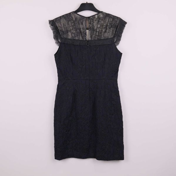 Svart spetsklänning bakifrån med transparent ryggpanel