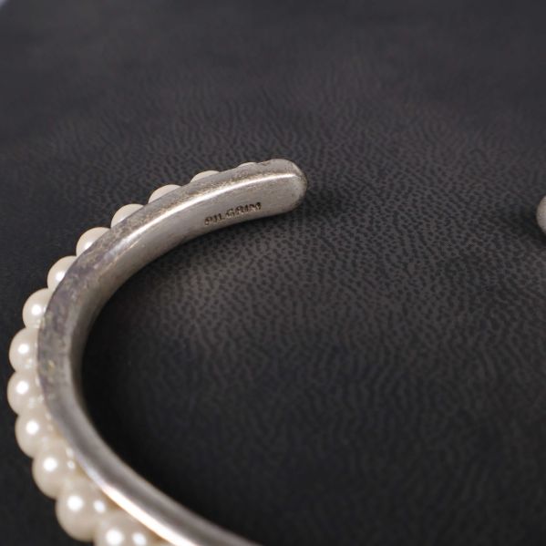 Insida av armband med silver och pärlor i detalj