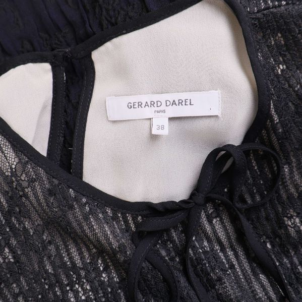 Närbild på halsringning med etikett från Gerard Darel storlek 38