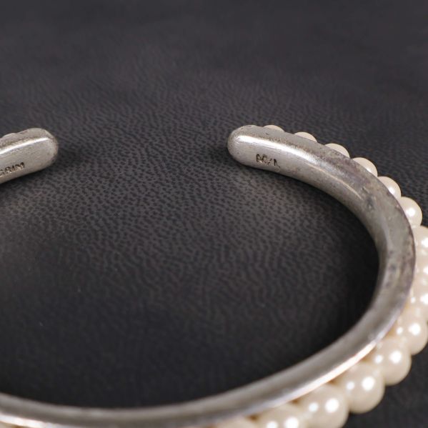 Stämplar på insidan av armbandet synliga i närbild