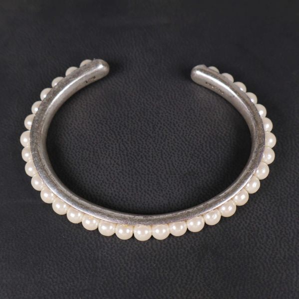 Silverfärgat armband med pärlrad uppradat upptill