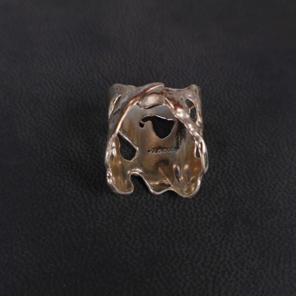 Baksidan av ringen visar Pilgrim-stämpel