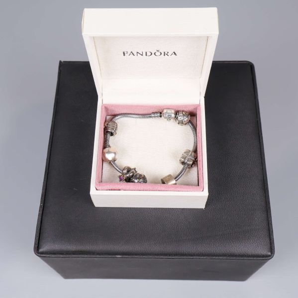 Pandora armband i ask med ljusrosa inredning