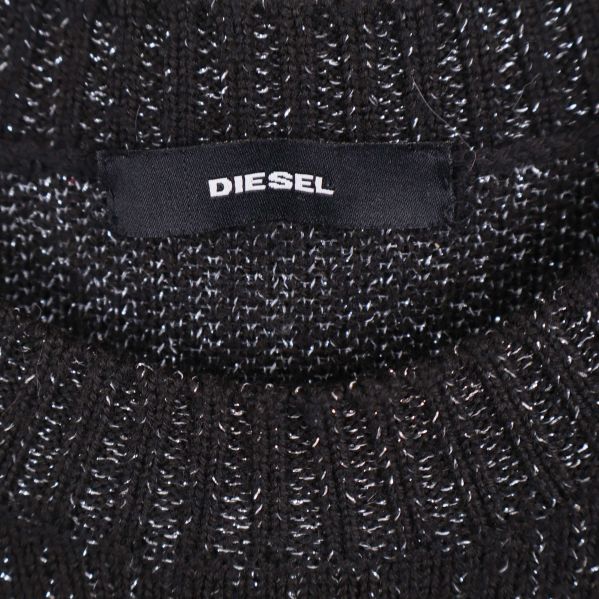 Diesel-varumärkeslapp på insidan av kragen