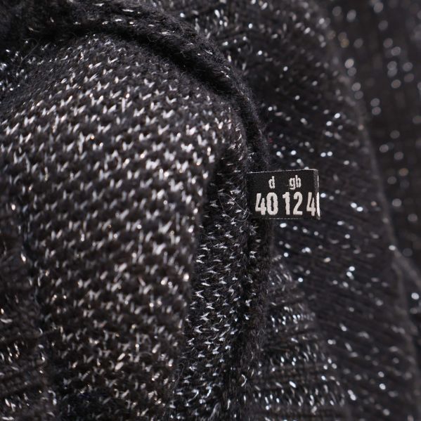 Storleksetikett med 40 och annan text på klänning