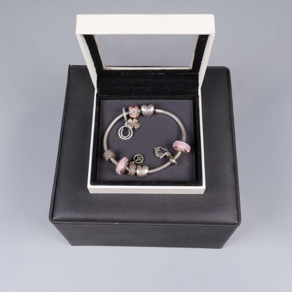 Armband i ask med vit ram och transparent lock