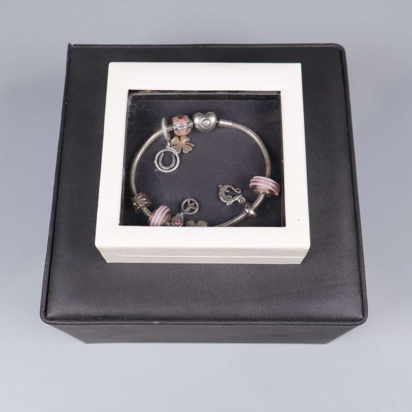 Armband i ask sedd ovanifrån med vit ram och svart insida