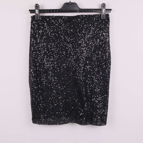 Svart paljettkjol på galge, sedd bakifrån