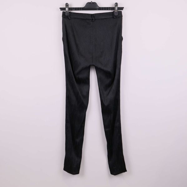 Helbild baksida av svarta strukturbyxor