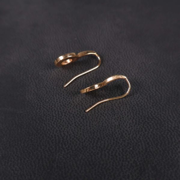 Baksidan på örhängen i roséguld