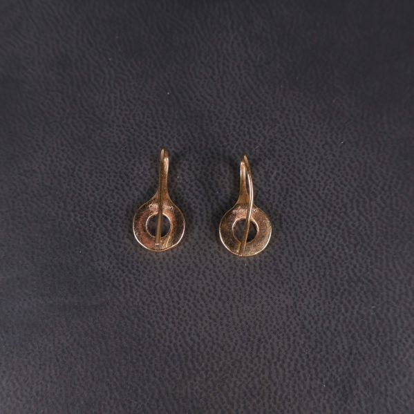 Örhängen i roséguld visade uppifrån