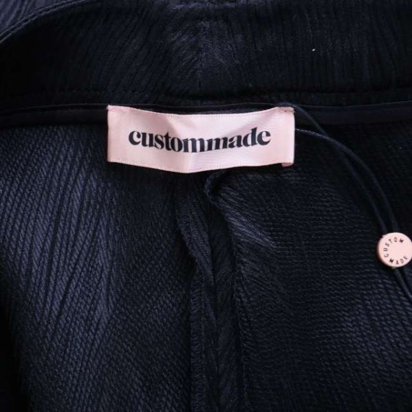 Custommade varumärkesetikett i midjan på byxan