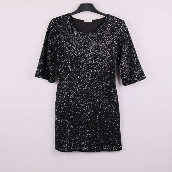 Svart paljettklänning med rund hals och trekvartsärm på galge