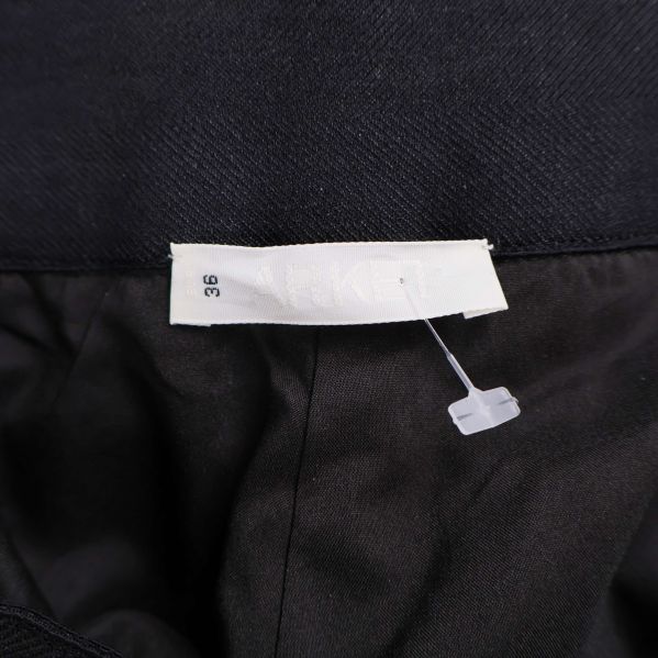 Storleksetikett med siffran 36 i linningen