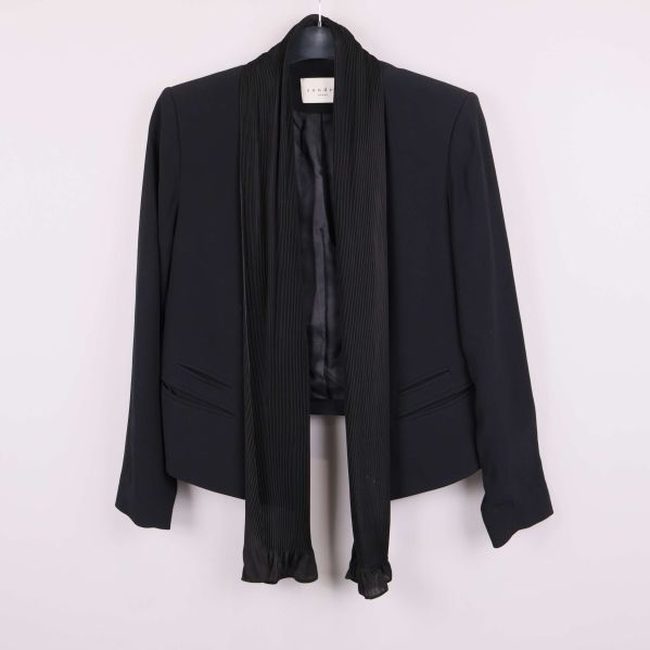 Svart kavaj med plisserad scarfdetalj framtill