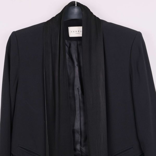 Kavajens framsida och plisserad scarf i närbild