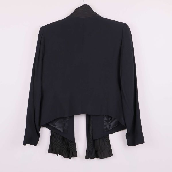 Baksida av svart kavaj med plisserad detalj