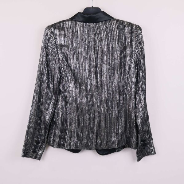 Baksidan av glittrig kavaj med rak passform