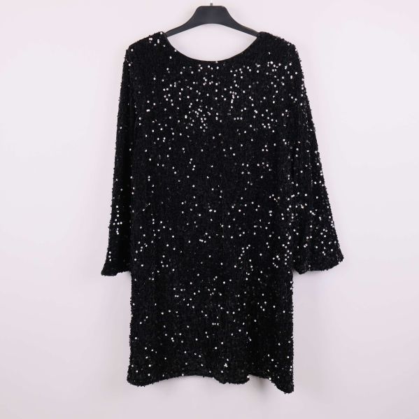 Svart paljettklänning med 3/4-ärm framifrån