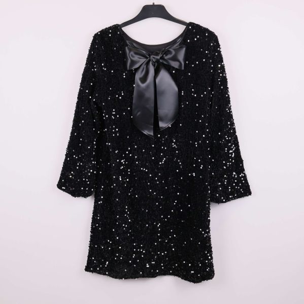 Svart paljettklänning bakifrån med stor satinscarf