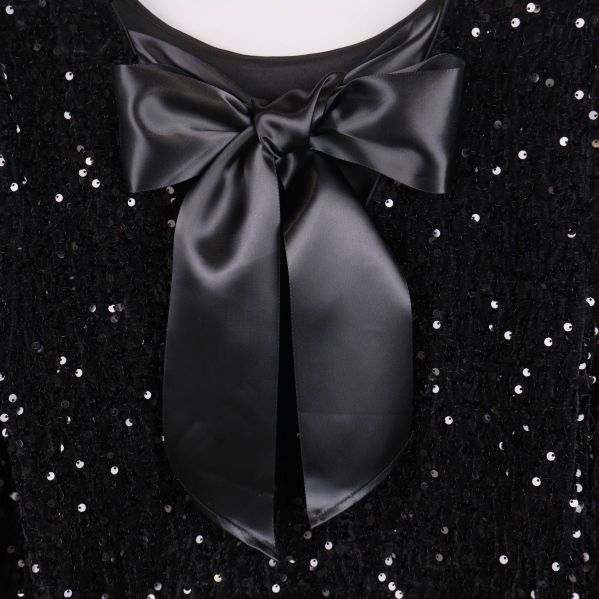 Närbild på svart satinscarf knuten i rosett