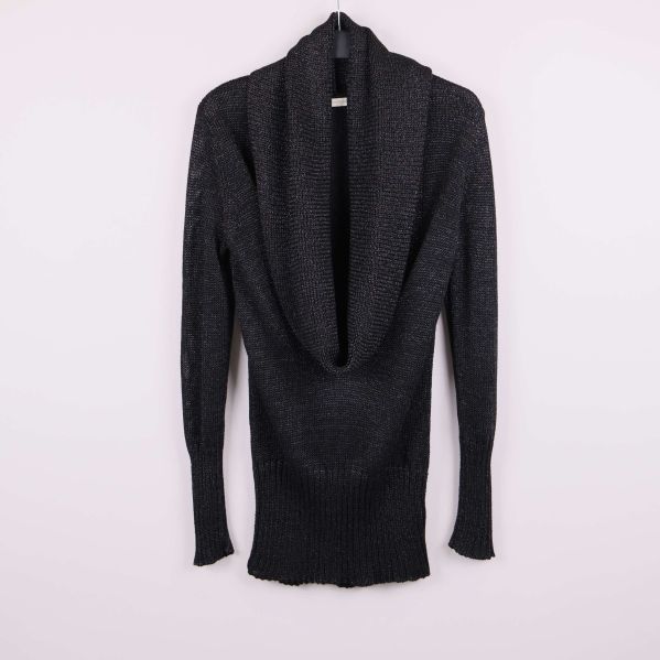 Framsida av svart stickad tröja med bred krage