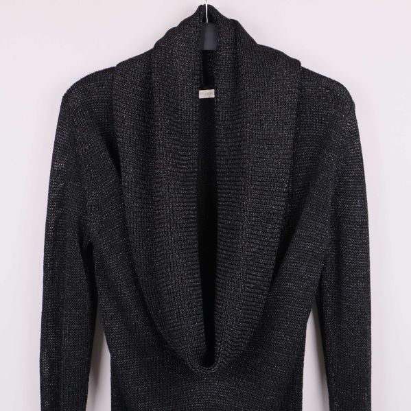 Närbild på överdelen av tröjan som visar kragens design