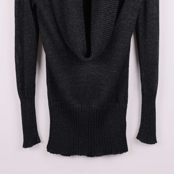 Nederdelen av svart stickad tröja med ribbat avslut