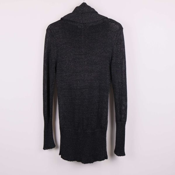 Baksida av svart stickad tröja med lång ärm