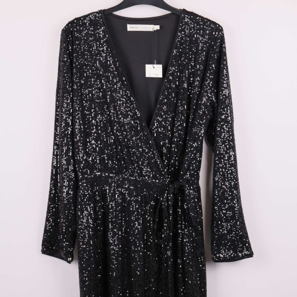 Detalj av paljettklänningens omlott och knytband i midjan