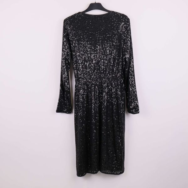 Baksidan av svart paljettklänning på galge