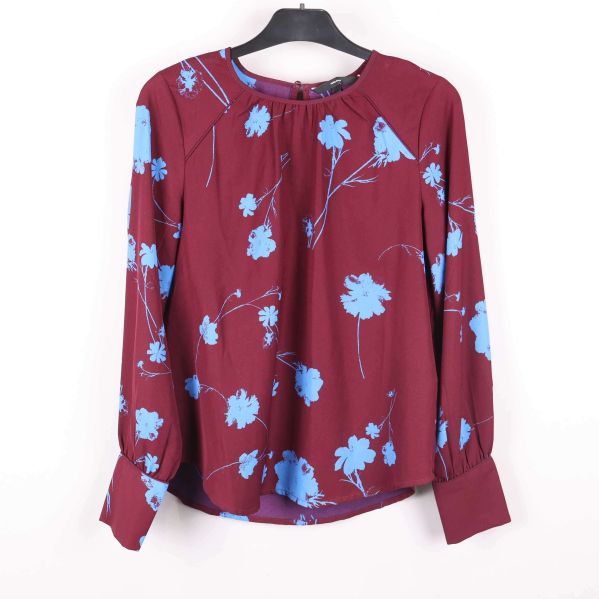 Framsida av blommig blus