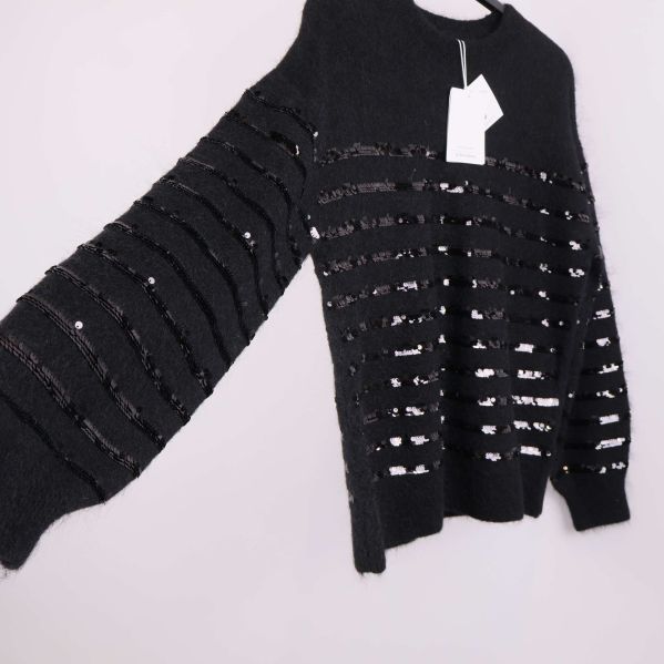 Svart tröja med paljettränder visad i sidovy