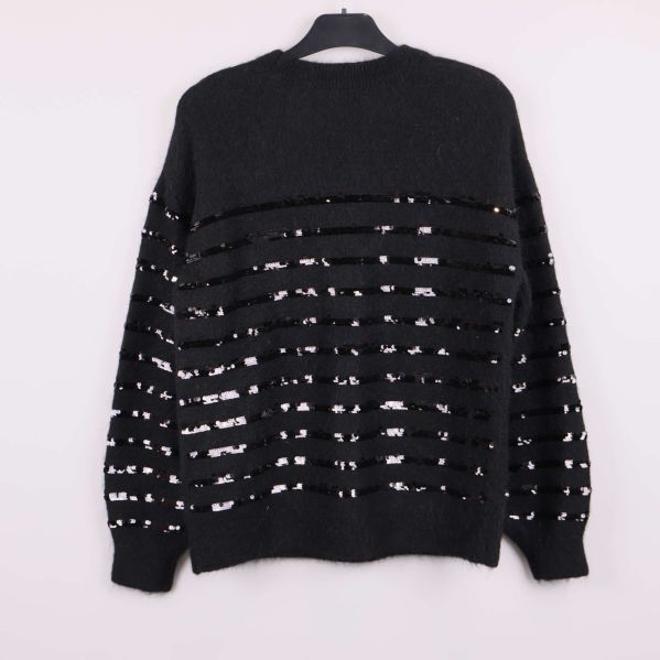 Baksida av svart tröja med horisontella paljettränder