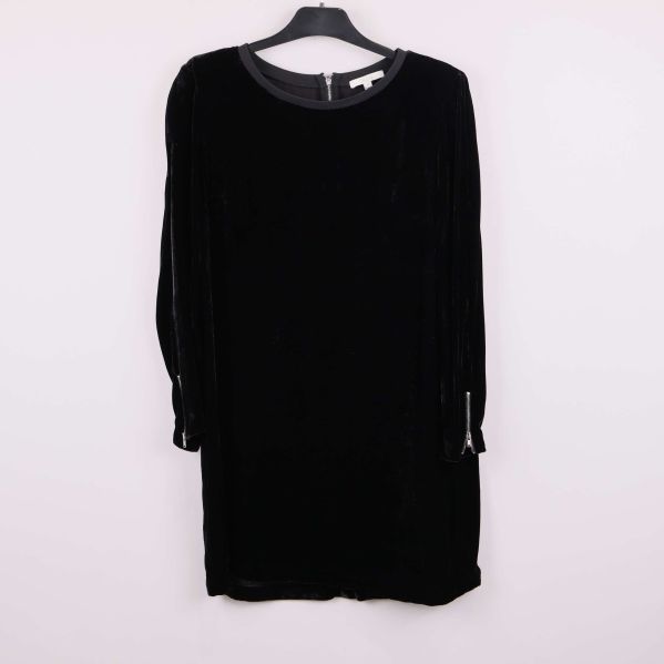 Svart sammetsklänning med lång ärm och rund hals