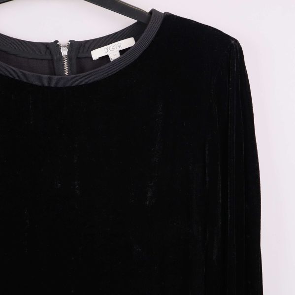 Närbild på klänningens överdel och rund hals