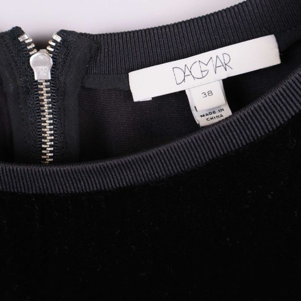 Närbild på Dagmar-etikett och storlek 38 i klänning