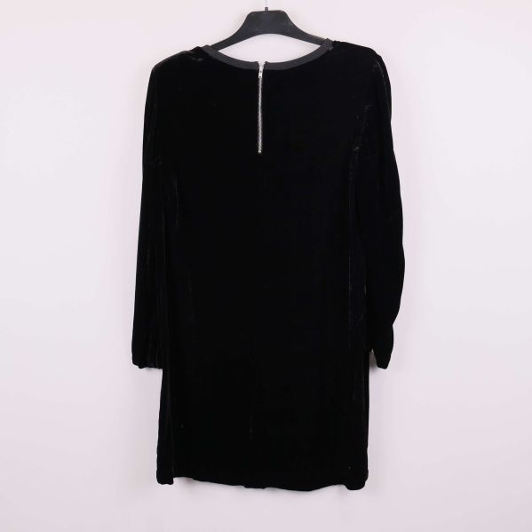 Svart sammetsklänning från baksidan med lång dragkedja